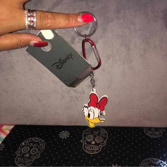 Daisy Duck travel dangle Keychain - Picture 4 of 4